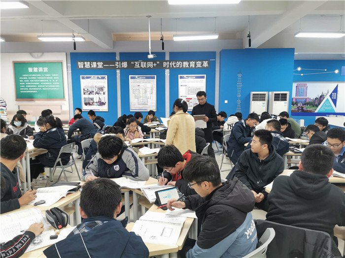 高二級(jí)部：同課異構(gòu)締結(jié)友誼、教研興校開拓天地(圖3)