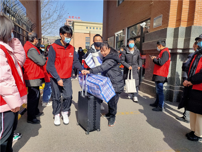 團(tuán)委:離校步履總匆忙，志愿服務(wù)暖心房(圖2)