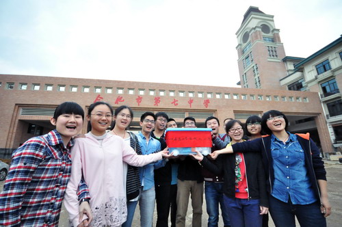 2014屆七中高三畢業(yè)生在新校區(qū)“種下心愿，同筑青春夢(mèng)想”，相約20年后再聚新校，共同開(kāi)啟《致二十年后自己的一封信》