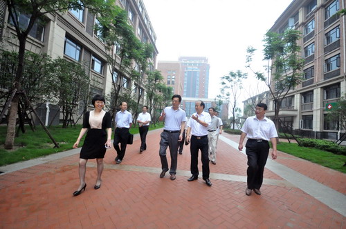 市人大副主任闞建華、市政協(xié)副主席程曉舫、市教育局局長(zhǎng)徐靜平等領(lǐng)導(dǎo)考察新校
