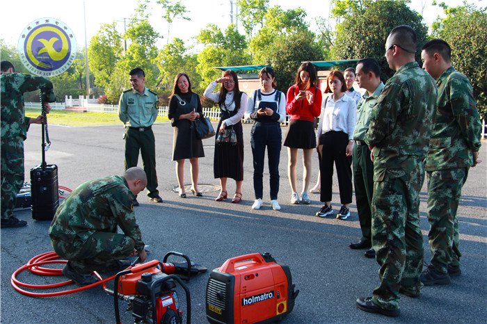  軍民魚(yú)水情，歡樂(lè)慶佳節(jié)(圖2)