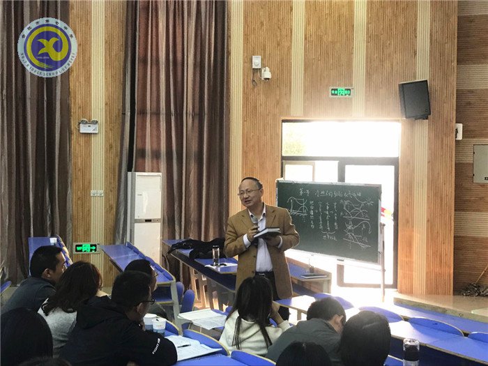 同課異構(gòu)共研討，青年教師展風(fēng)姿(圖1)