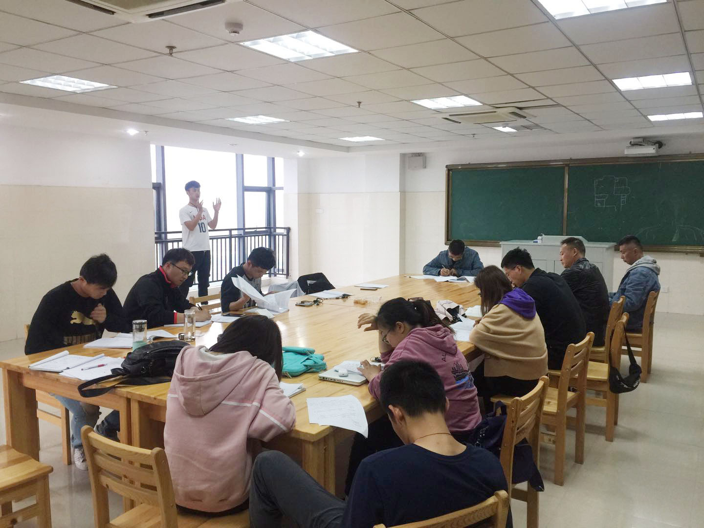 青年教師無生上課，提升體育課堂品質(zhì)(圖1)