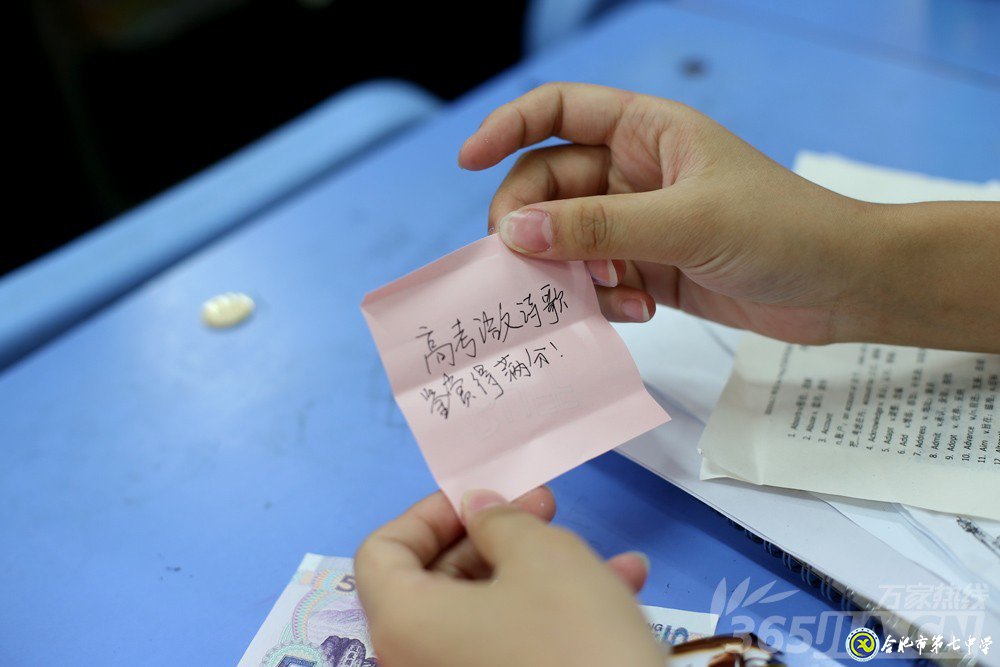 萬家熱線：感人！實拍合肥七中畢業(yè)班最后一課：班級大合唱《明天你好》（組圖）(圖8)