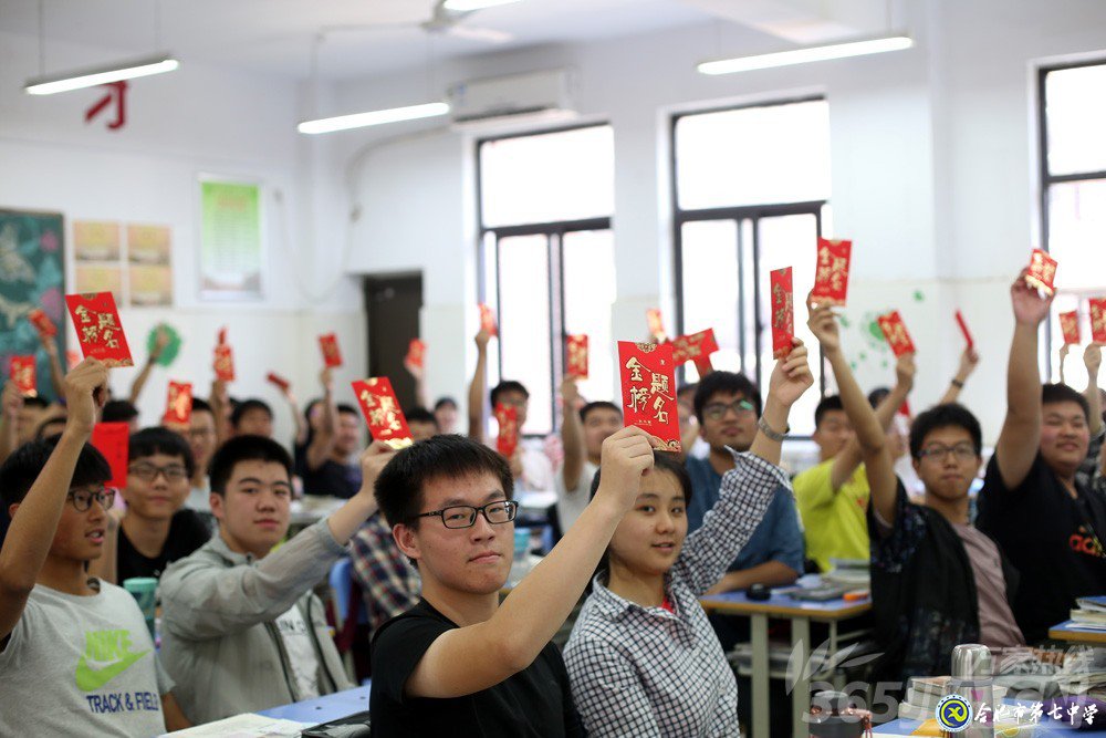 萬家熱線：感人！實拍合肥七中畢業(yè)班最后一課：班級大合唱《明天你好》（組圖）(圖9)