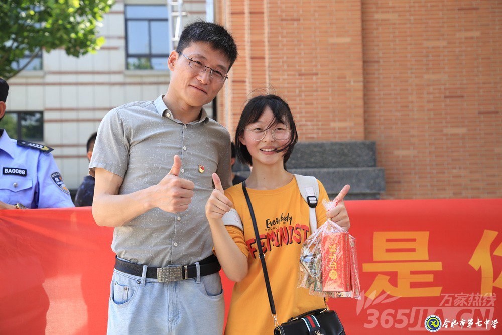 萬家熱線：感人！實拍合肥七中畢業(yè)班最后一課：班級大合唱《明天你好》（組圖）(圖15)
