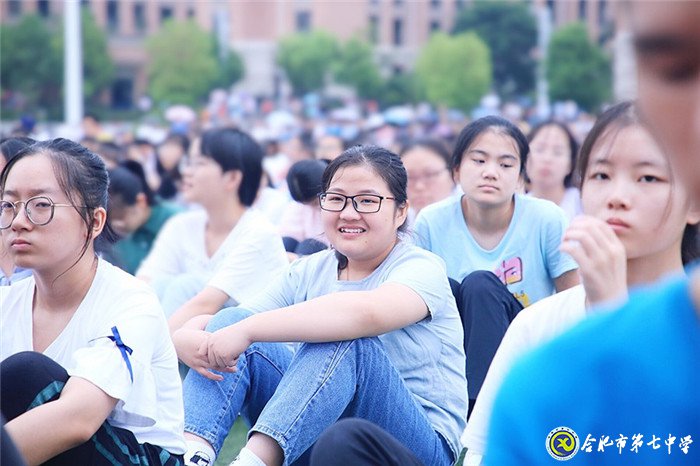 萬家教育：合肥七中2019開學(xué)典禮隆重舉行 場(chǎng)面壯觀共同“書寫最美青春 致敬最好時(shí)代”(圖9)