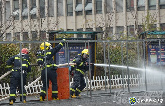 萬家熱線：平安度寒假 合肥七中學生零距離體驗消防員生活（組圖）(圖1)