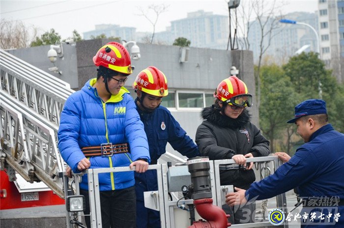 萬家熱線：平安度寒假 合肥七中學生零距離體驗消防員生活（組圖）(圖9)