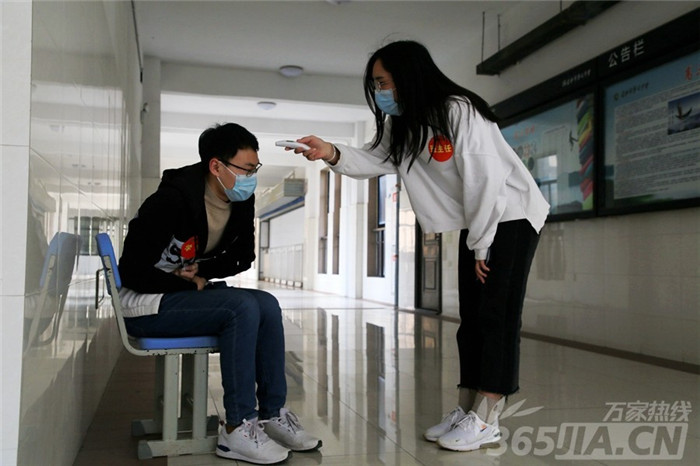 萬家熱線：千余名學(xué)子將這樣報(bào)到、上課 直擊合肥七中“開學(xué)”演練現(xiàn)場(chǎng)(圖8)