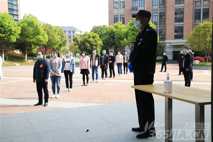 萬家熱線：千余名學(xué)子將這樣報(bào)到、上課 直擊合肥七中“開學(xué)”演練現(xiàn)場(chǎng)(圖9)