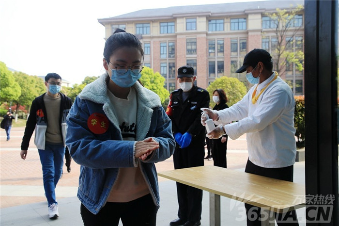 萬家熱線：千余名學(xué)子將這樣報(bào)到、上課 直擊合肥七中“開學(xué)”演練現(xiàn)場(chǎng)(圖10)