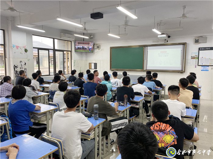 線上升旗日 團(tuán)員宣誓時(圖1)