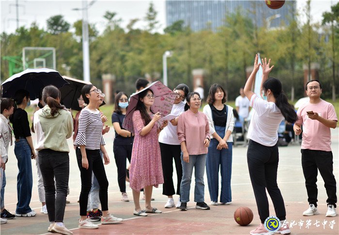 健身與運(yùn)動同樂  學(xué)生與教師共歡(圖1)