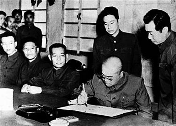 1953年7月27日，彭德懷在朝鮮停戰(zhàn)協(xié)定上簽字.png