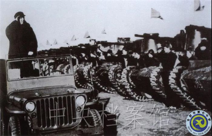 1949年3月25日，毛澤東在西苑機(jī)場檢閱中國人民解放軍坦克部隊(duì)。（中央檔案館供圖）.jpg