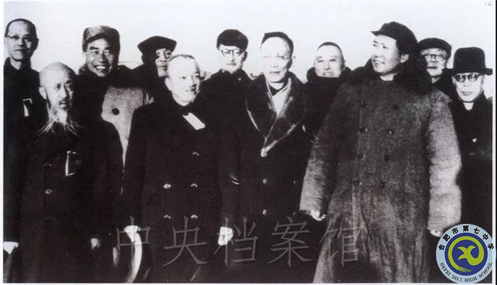 毛澤東、朱德、董必武、林伯渠同馬敘倫、黃炎培、郭沫若等在西苑機(jī)場的合影。（中央檔案館供圖）.jpg