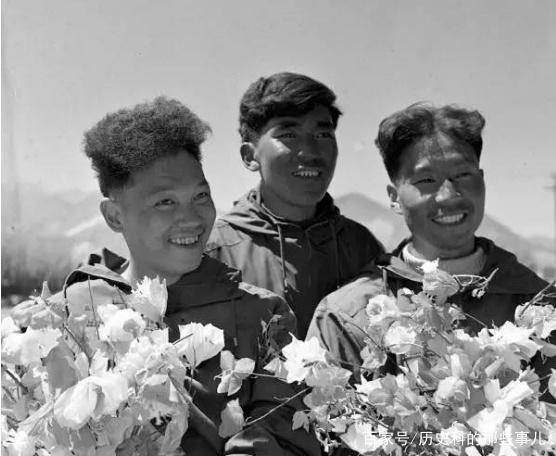 △1960年5月25日凌晨4點(diǎn)20分，中國(guó)登山隊(duì)隊(duì)員成功登上珠穆朗瑪峰。（右起）王富洲、貢布（藏族）和屈銀華.png