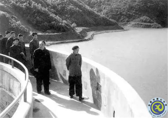 1958年4月，朱德視察佛子嶺水庫(kù)連拱壩.jpg