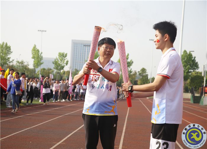 鄧宗國(guó)校長(zhǎng)手持火炬，開(kāi)始第一棒接力.jpg