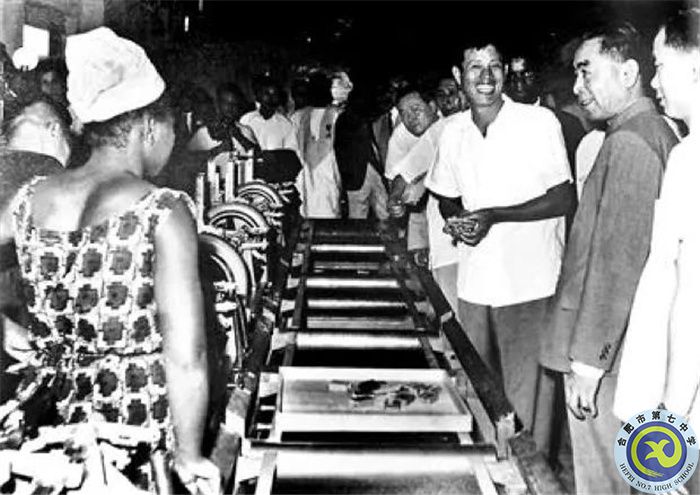 △1964年1月，周總理在訪問幾內(nèi)亞時參觀中國援建的卷煙廠和火柴廠.jpg