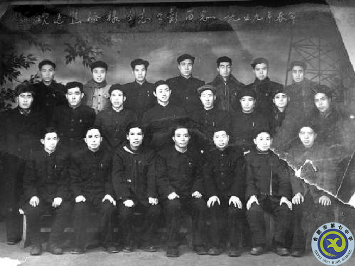 △1959年，焦裕祿與一金工車間的部分工友合影留念（前排左四為焦裕祿）.png