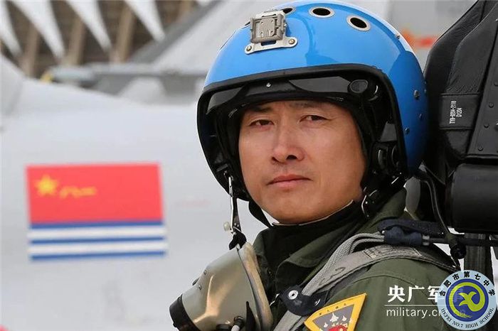 △戴明盟，海軍某艦載機綜合試驗訓(xùn)練基地司令員，曾獲“航母戰(zhàn)斗機英雄試飛員”榮譽稱號，我國駕駛殲-15在“遼寧艦”成功著艦第一人。.jpg
