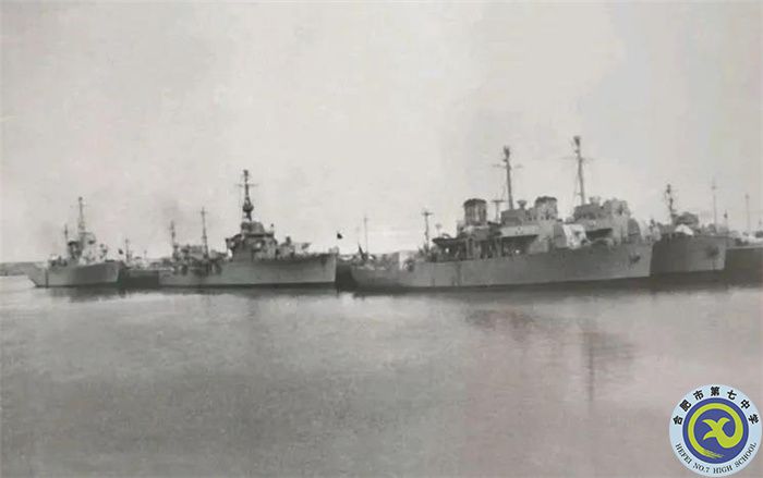 △人民解放軍海軍成立之初，當時只有少量國民黨軍遺棄的艦船，還有接收愛國將領官兵起義駛回的兵艦.jpg