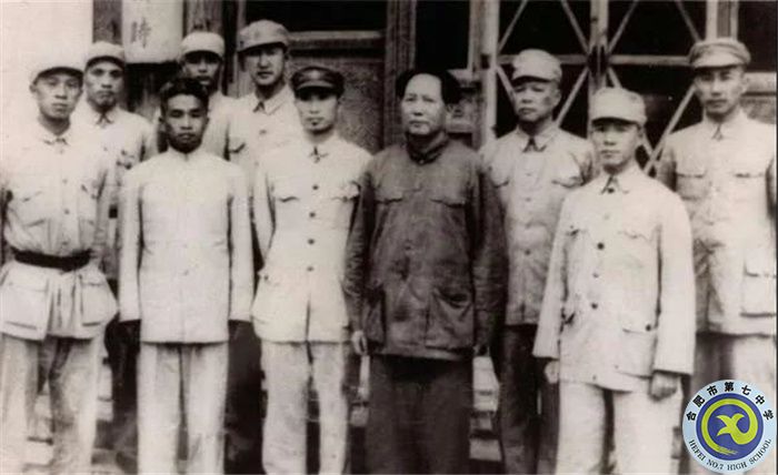 △1949年8月，毛澤東主席接見華東軍區(qū)海軍代表。前排左三為張愛萍，前排左一為黃勝天.jpg