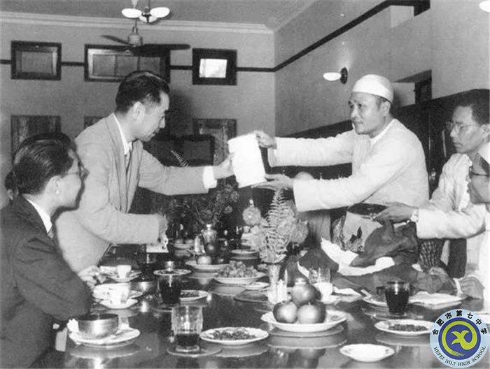 △1954年6月，周恩來訪問緬甸時同緬甸總理吳努在一起。.jpg
