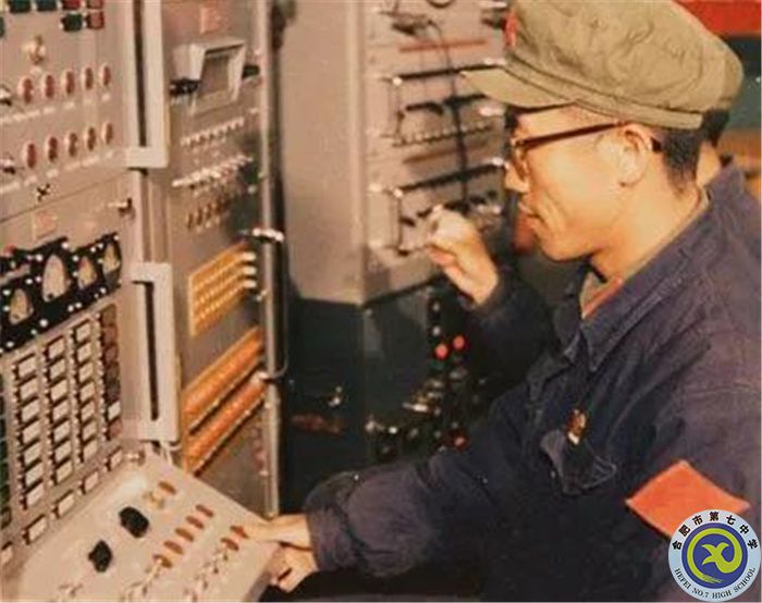 △1970年4月24日21時(shí)35分，發(fā)射控制臺(tái)操縱員胡世祥按下發(fā)射按鈕，“東方紅一號(hào)”隨后升天.jpg
