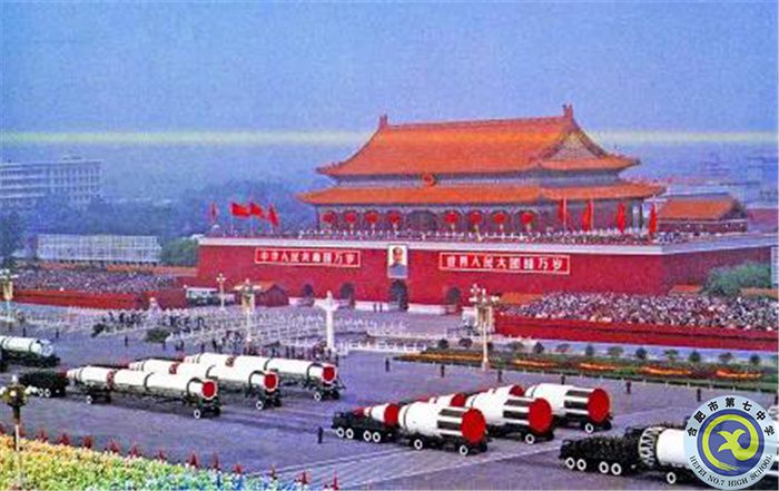 △1984年10月1日，國慶35周年閱兵式上通過天安門廣場的導彈方陣.jpg