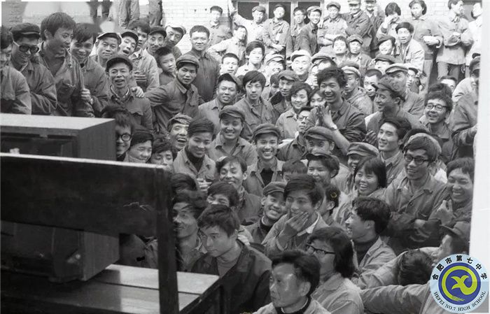 △1981年11月16日，成都職工觀看中國女排奪冠電視節(jié)目.jpg