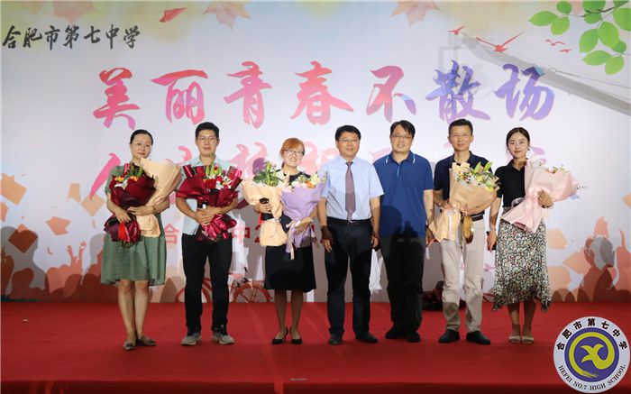 鄧校、劉校與高三團隊合影.jpg