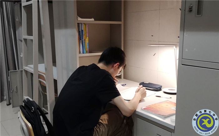 宿舍學習 蔡越.jpg
