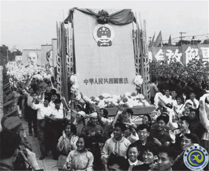 △1954年國(guó)慶節(jié)，游行群眾抬著《中華人民共和國(guó)憲法》模型通過(guò)天安門.jpg