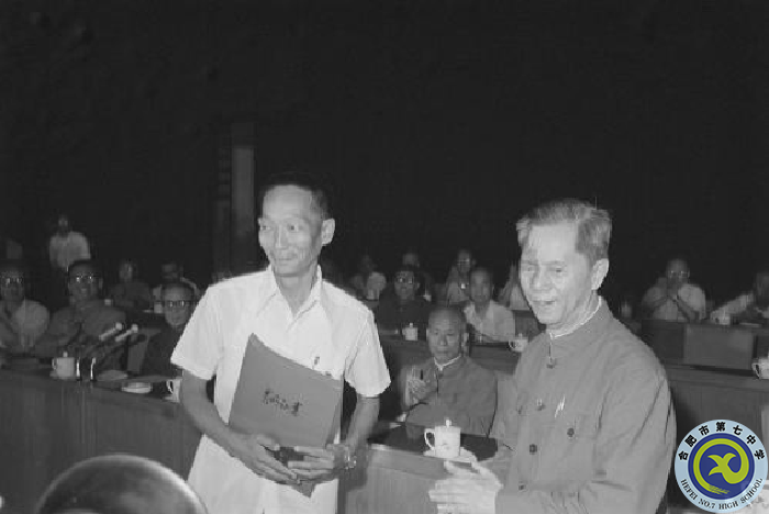 △1981年的授獎(jiǎng)大會(huì)上，袁隆平（左）代表全體從事雜交水稻研究的科技人員領(lǐng)獎(jiǎng).png