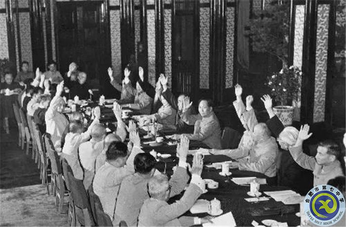 △1954年6月14日，中央人民政府委員會(huì)第三十次會(huì)議通過(guò)《中華人民共和國(guó)憲法草案》和關(guān)于公布憲法草案的決議。圖為出席會(huì)議的全體委員舉手通過(guò)《中華人民共和國(guó)憲法草案》。.jpg