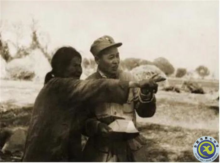 △山東當(dāng)?shù)匾晃淮竽锩爸ｋU(xiǎn)為我軍炮兵指揮員指示炮擊目標(biāo)。（孟良崮戰(zhàn)役紀(jì)念館供圖）.jpg