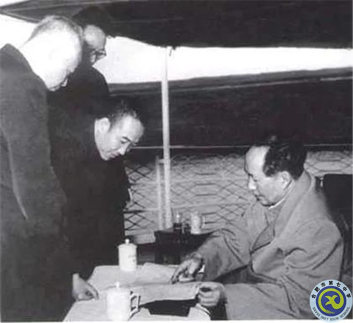 △1958年，毛澤東乘船視察三峽.jpg
