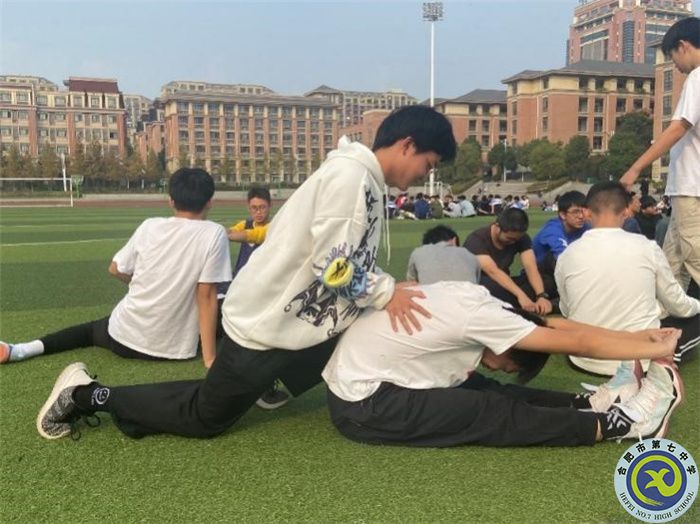 學(xué)生相互協(xié)作、積極配合進(jìn)行熱身.jpg