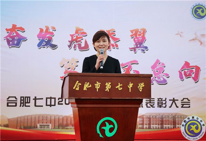 家長代表：高一（5）班，吳澤凡家長，劉志紅女士發(fā)言.jpg