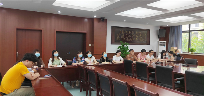 化學學科活動集中觀摩現(xiàn)場 吳國權組長201現(xiàn)場組織.jpg