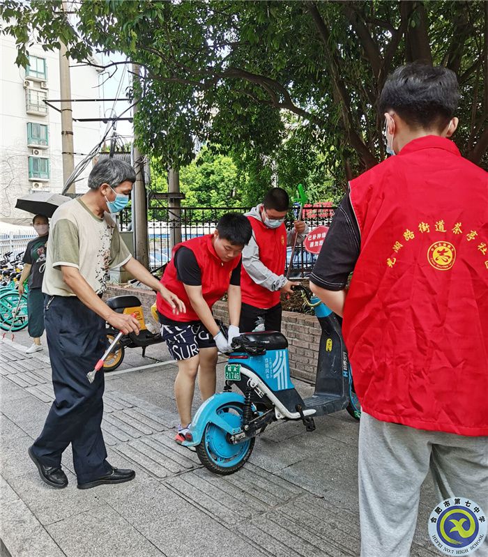 六班學(xué)子志愿忙，爭(zhēng)為社區(qū)添風(fēng)采(圖3)