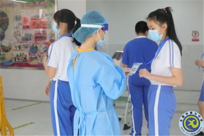 圖為檢測組老師早早到達(dá)指定崗位，為師生掃碼登記信息.jpg