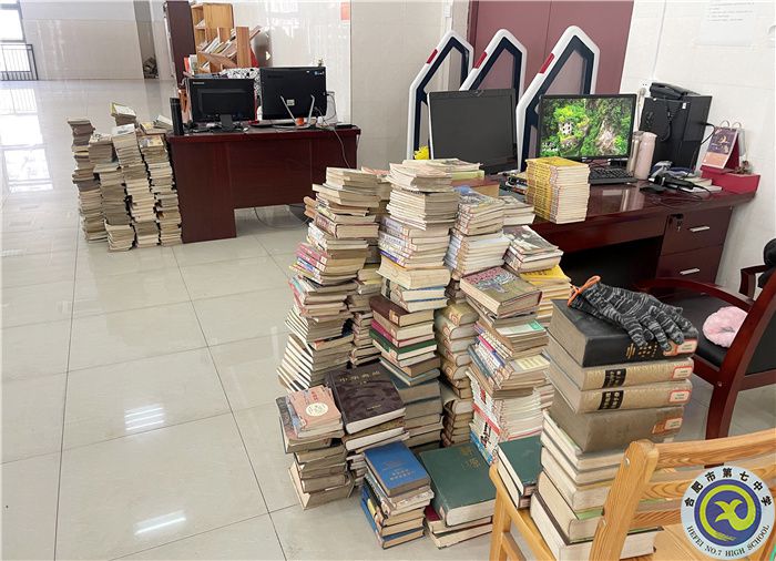 合肥七中圖書(shū)館開(kāi)展所有圖書(shū)倒順架、清查工作(圖1)
