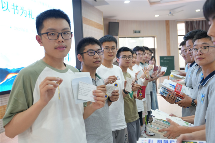 以書為禮，文脈傳承！合肥七中2024屆高三年級(jí)舉辦愛心贈(zèng)書活動(dòng)(圖3)