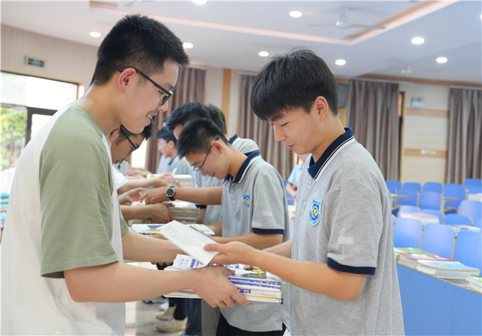 以書為禮，文脈傳承！合肥七中2024屆高三年級(jí)舉辦愛心贈(zèng)書活動(dòng)(圖2)