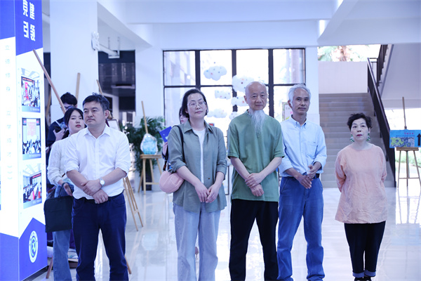 “等待花開(kāi)——楊和平、于澎版畫(huà)作品巡展”在合肥七中盛大開(kāi)幕(圖3)