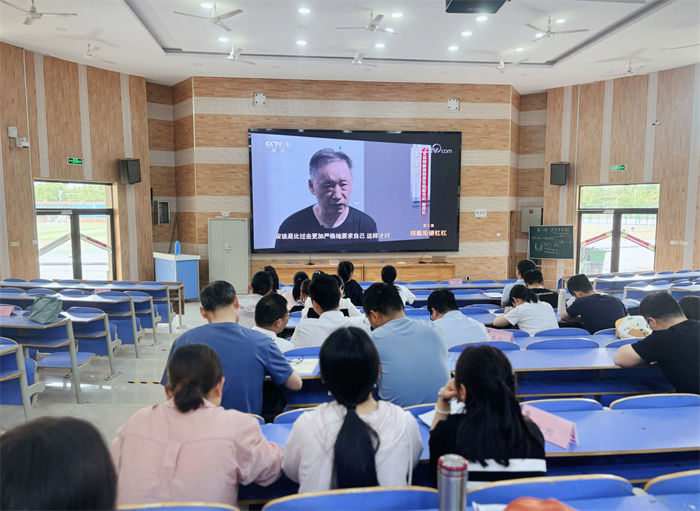 合肥七中第二黨支部召開全體黨員大會(huì)(圖1)